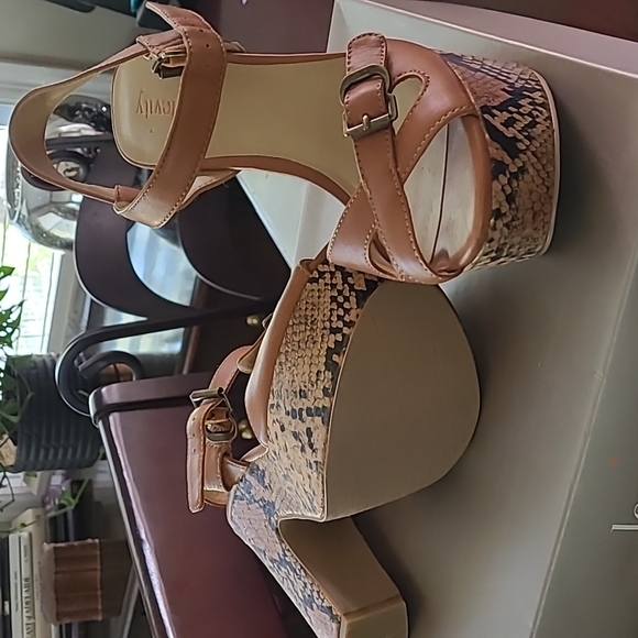 Levity Sandals - Picture 2 of 2